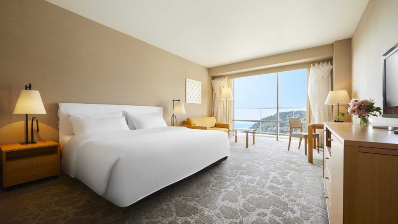 在「淡路島日航飯店」客房內即可欣賞海景。(圖/樂天旅遊提供)