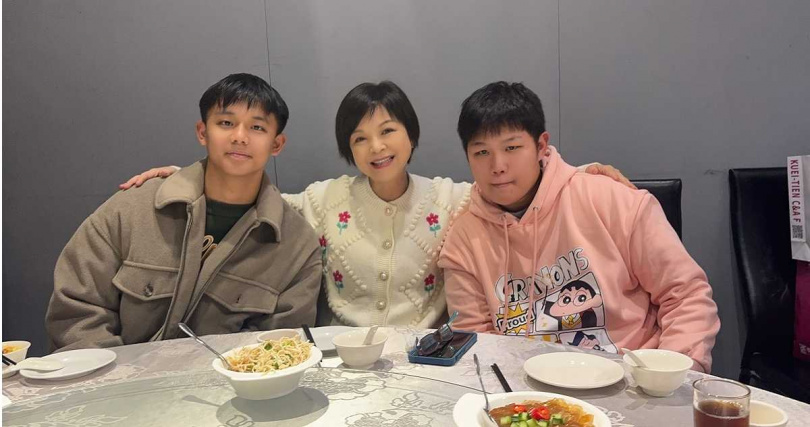 楊貴媚近期與赴高知打棒球的國善和喬恩在台灣聚餐。（圖／桂田文創提供）