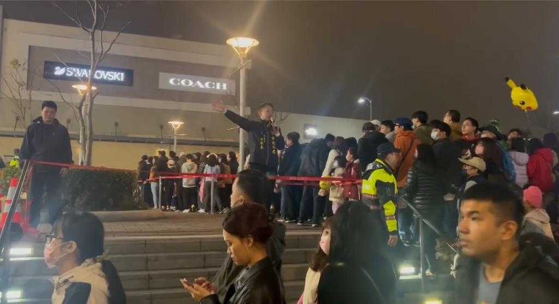 晚間11時許，人潮明顯減少許多，中壢警分局長林鼎泰也親自廣播，籲民眾耐心等候，遵守工作人員引導。（圖／中壢警分局提供／中國時報廖姮玥桃園傳真）