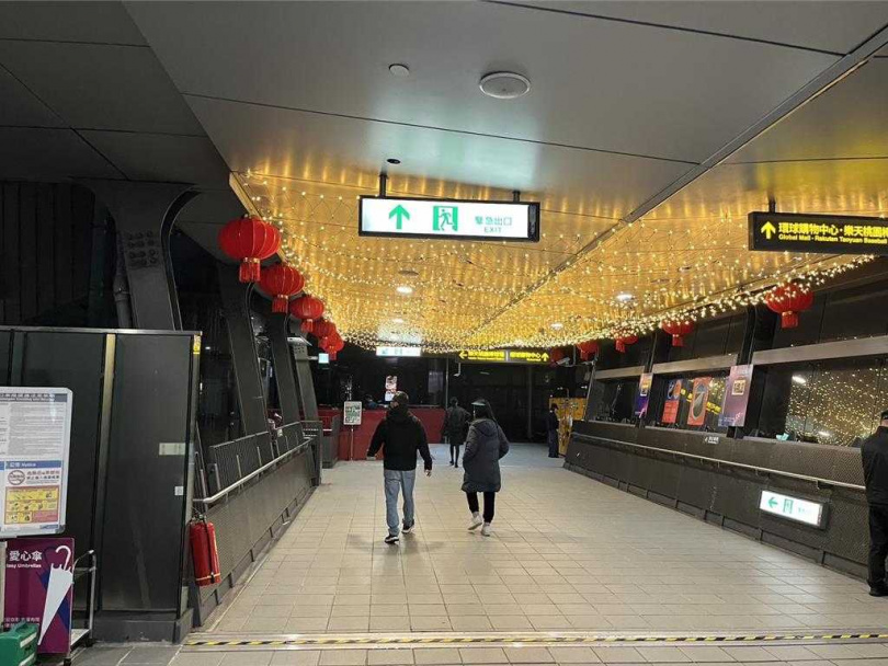 台灣燈在桃園15日晚間散場時，人潮擠爆桃園機場捷運、高鐵桃園站，桃捷公司、桃市府、高鐵公司等立即起動緊急應變措施，在1小時內完成疏運大批民眾。（圖／桃園市府提供／中國時報廖姮玥桃園傳真）