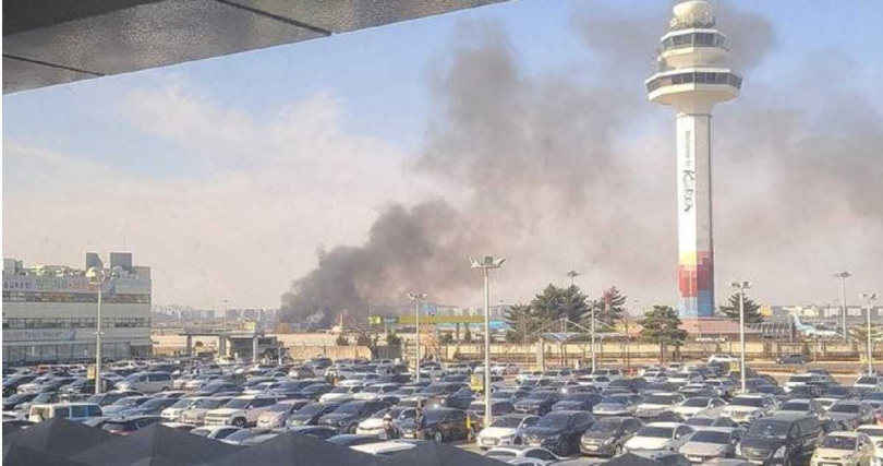 南韓首爾金浦機場附近農田驚傳火警，大量濃煙飄散至機場跑道，所幸並未傳出人員傷亡，航班運營也未受影響。（圖／擷取自X）