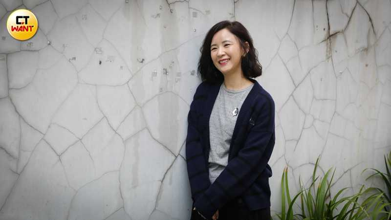 導演楊宥瑜稱讚林奕嵐講起喜歡的事眼神閃閃發光。(圖/侯世駿攝)