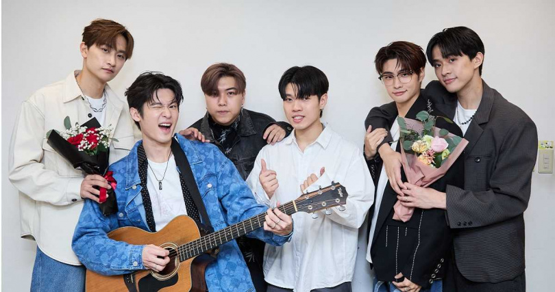 張家陞邀請街頭藝人王哲威（左3）、陳以謙（右3）助陣。（圖／LINE TV提供）