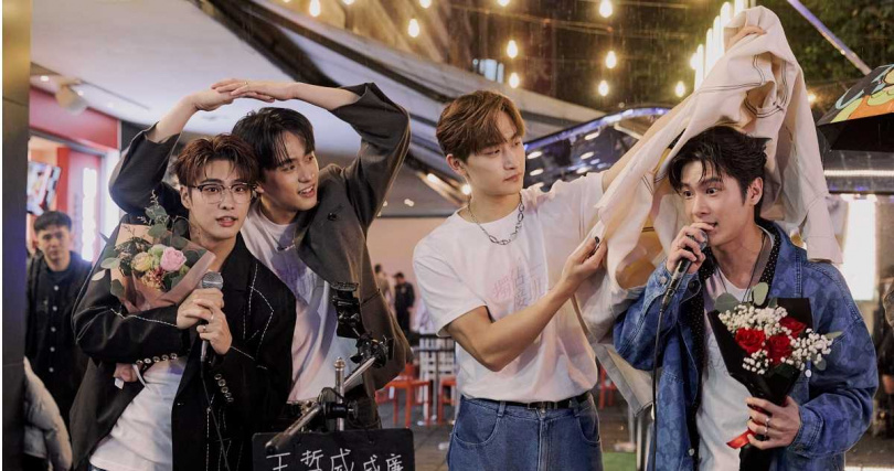  毛祁生（右2）脫下衣服替張家陞（右1）遮雨，徐瑋澤（左2）也用手替朴靖恆（左1）擋雨。（圖／LINE TV提供）