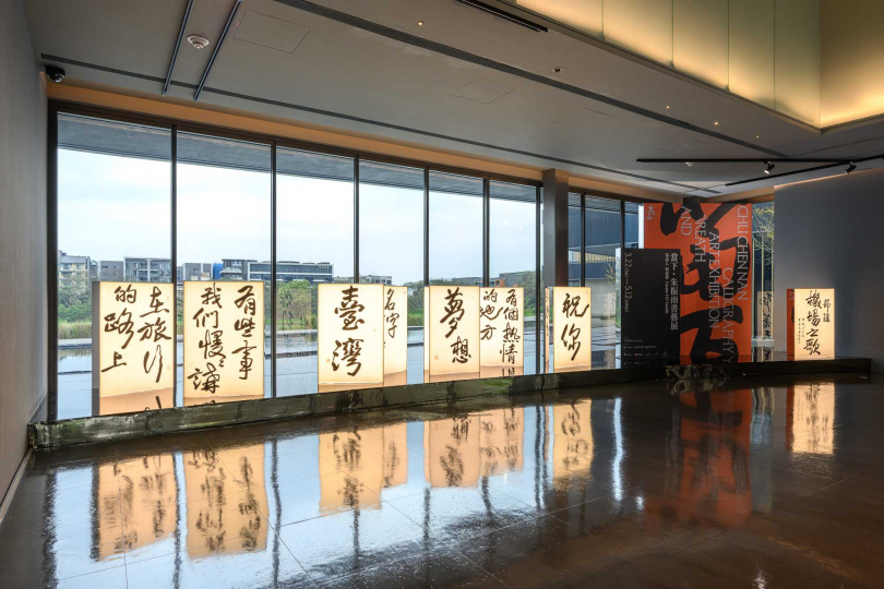 《機場之歌－－在旅行的路上》原創首次展出，參觀者可從筆調，墨色的變化，感受到旅行的意義。（圖／桃園市立美術館提供）