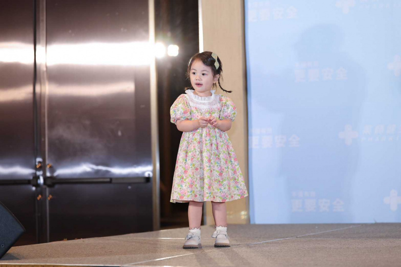 典典寶寶被問想不想要弟弟妹妹，搖搖頭說「只想要爸爸媽媽」。（圖／藥師健生活提供）