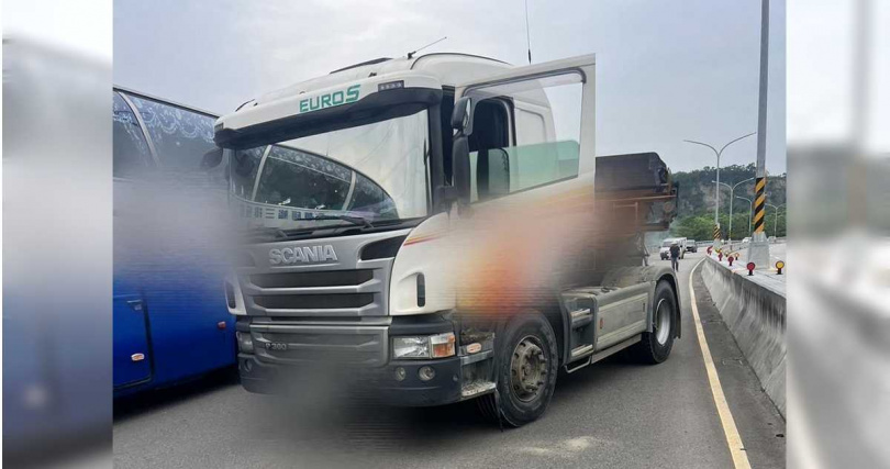 苗栗縣頭份市今（1日）上午發生死亡車禍，一名64歲謝姓男子駕駛砂石車沿苗124丙線西往東行駛時，途中車輛卻突然故障，拖吊完成後他欲下車，怎料卻不慎跌倒躺在車道上，22歲劉姓女騎士因煞車不及直接撞上，導致謝男當場爆頭，緊急送醫搶救仍宣告不治。（圖／報系資料照）