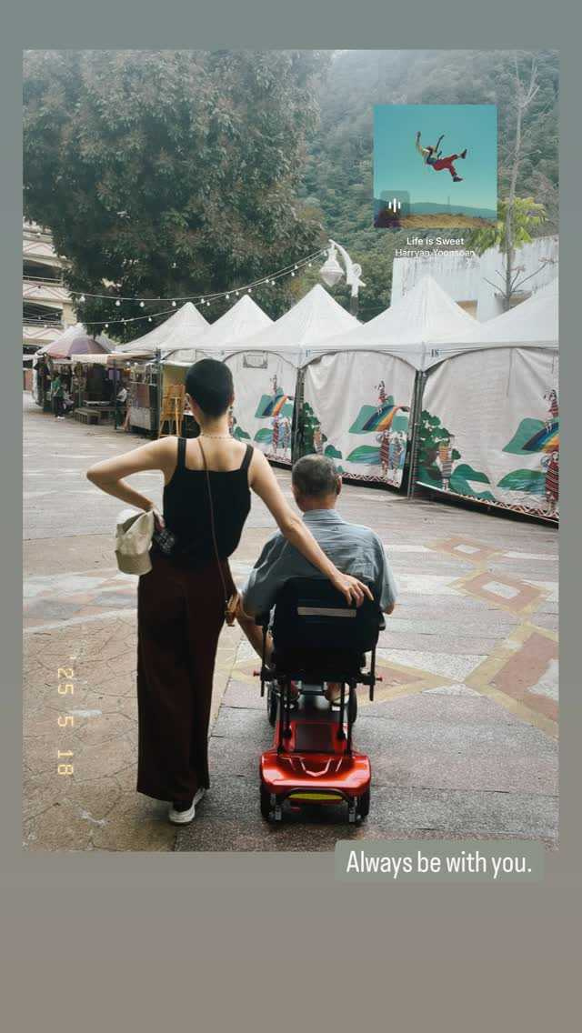 曹雅雯為陪伴父親治療，一起剃成平頭。（圖／曹雅雯IG）