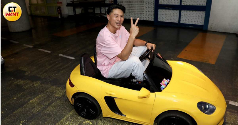 彭小刀透露當年加入5566後，曾一個後空翻導致脊椎斷裂，長達半年站不直、還會漏尿。（圖／侯世駿攝）