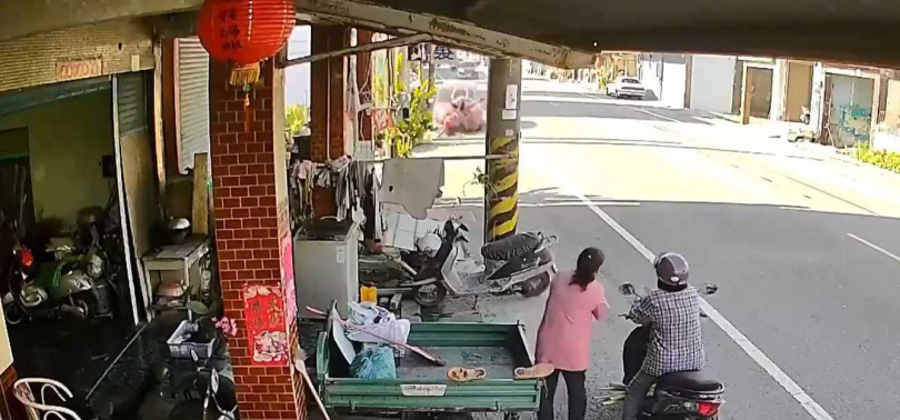 徐姓婦人疑似疲勞駕駛，撞死騎電動車的91歲潘姓阿嬤。（圖／翻攝自Threads）