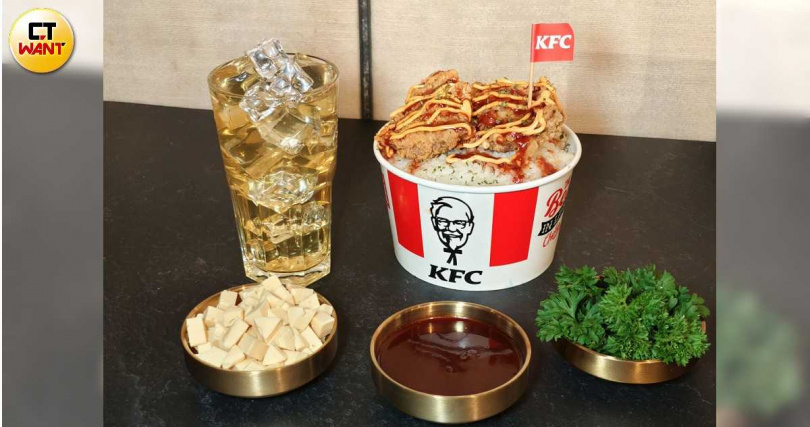 「韓式起司脆雞飯」將於6/3起推出，搭配小杯無糖綠茶售價129元。（圖／魏妤靜攝）