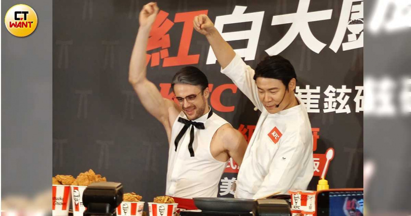 名廚崔鉉碩（右）與肯德基爺爺以搞笑浮誇手勢撒上洋香菜。（圖／魏妤靜攝）