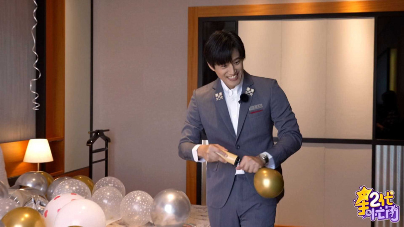 不僅展現超強記憶力，徐新洋還幫忙顧客布置結婚周年房間。（圖／Yahoo《星二代很忙內》提供）