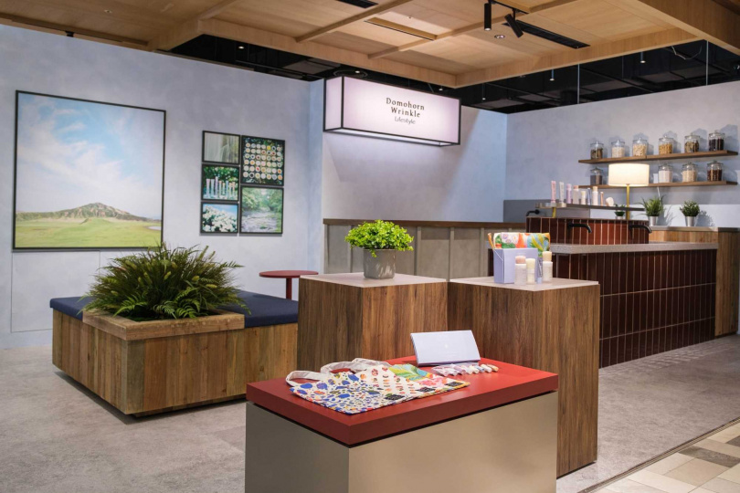 「朵茉麗蔻生活選品概念店 台南店」採用品牌核心的「漢方修治」理念設計，使用木頭與大地色元素，搭配各種植物點綴櫃位各個角落（圖／品牌提供）