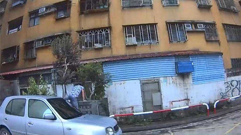 裴姓失聯移工見警逃，翻牆掉進死路改哀兵求饒仍被逮。(圖／翻攝照片)