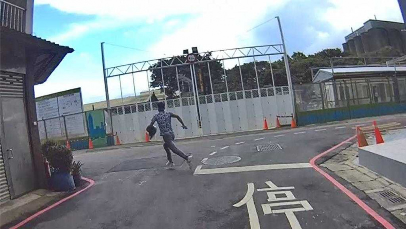 裴姓失聯移工見警逃，翻牆掉進死路改哀兵求饒仍被逮。(圖／翻攝照片)