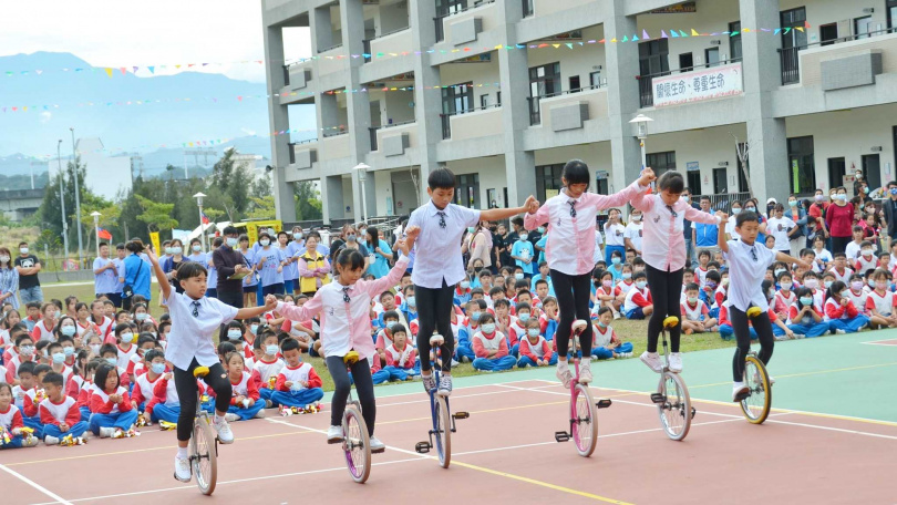 新港國民中小學的前身為新港國小、富田國小、豐湖國小於 2014年3校整併升格，也是苗栗縣第一所雙語學校。 （圖／翻攝自苗栗縣立新港國民中小學臉書）