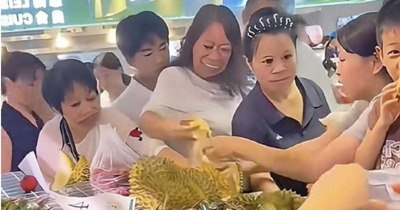 現場顧客擅自剝開榴槤大啖果肉，影片曝光後引發網友熱議與批評。（圖／翻攝自微博）