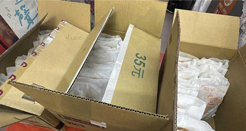 台東罷免案延伸「雞排賭約」,王姓網友人不在台東,仍兌現發雞排諾言。(圖/中國時報蔡旻妤攝)