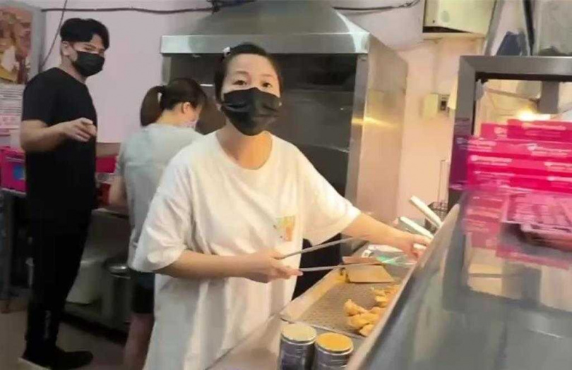 台東罷免案延伸「雞排賭約」,鍾姓業者表示與下訂的王姓網友不認識,自家雞排太好吃受到大家喜愛。(圖/中國時報蔡旻妤攝)