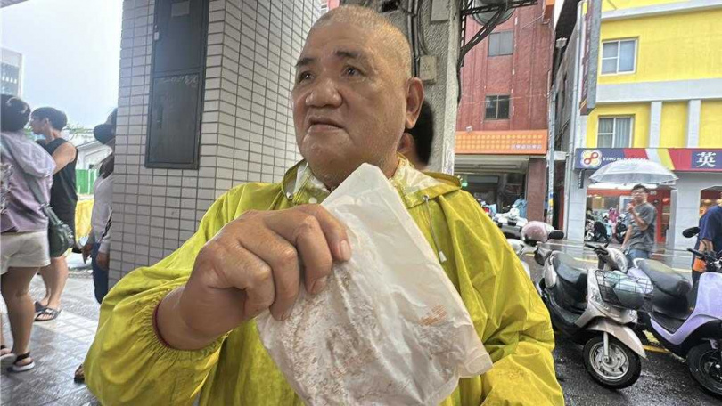 台東罷免案延伸「雞排賭約」,台東1名好爸爸說,幫女兒來排隊領雞排,現場捨不得吃要帶回家。(圖/中國時報蔡旻妤攝)