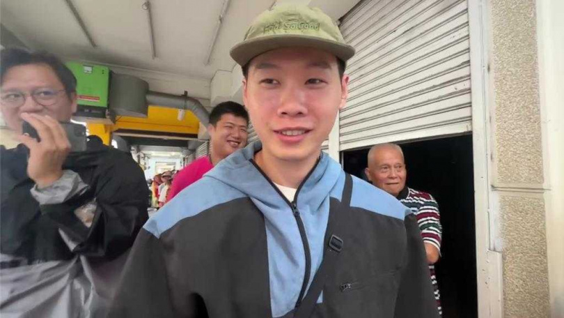 台東罷免案延伸「雞排賭約」,民眾說,不知為何有人要發雞排,但有免費雞排就與友人來排隊。(圖/中國時報蔡旻妤攝)