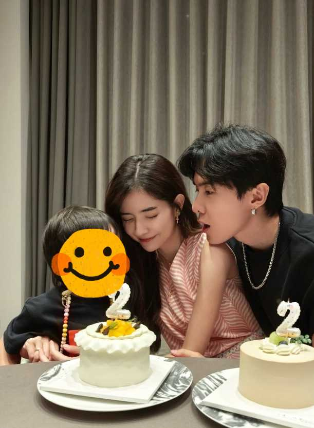 蘇小軒與唐禹哲、兒子慶生,一家三口同框照曝光,4歲兒真面目不藏了。(圖/翻攝自蘇小軒Instagram)