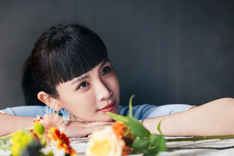 MV中蕭煌奇為了要追求喜歡的對象，走進了魏如萱所經營的小花店。（圖／華納音樂）  