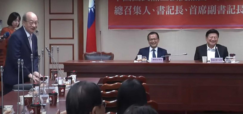柯建銘今天到場祝賀藍黨團三長交接,強調他是到場「遞上橄欖枝、明知山有虎偏向虎山行」(圖/中天電視)