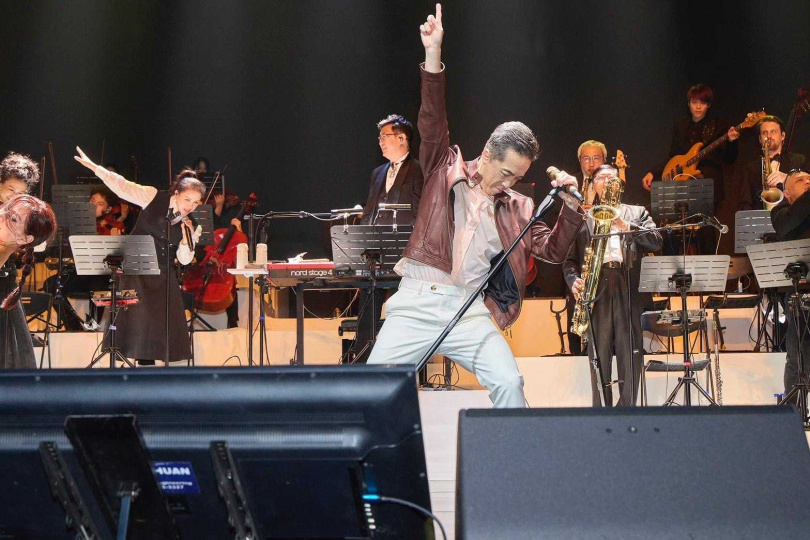 陳致遠在自辦的公益音樂會中,載歌載舞,展現演唱的熱愛。(圖/勇源基金會提供)
