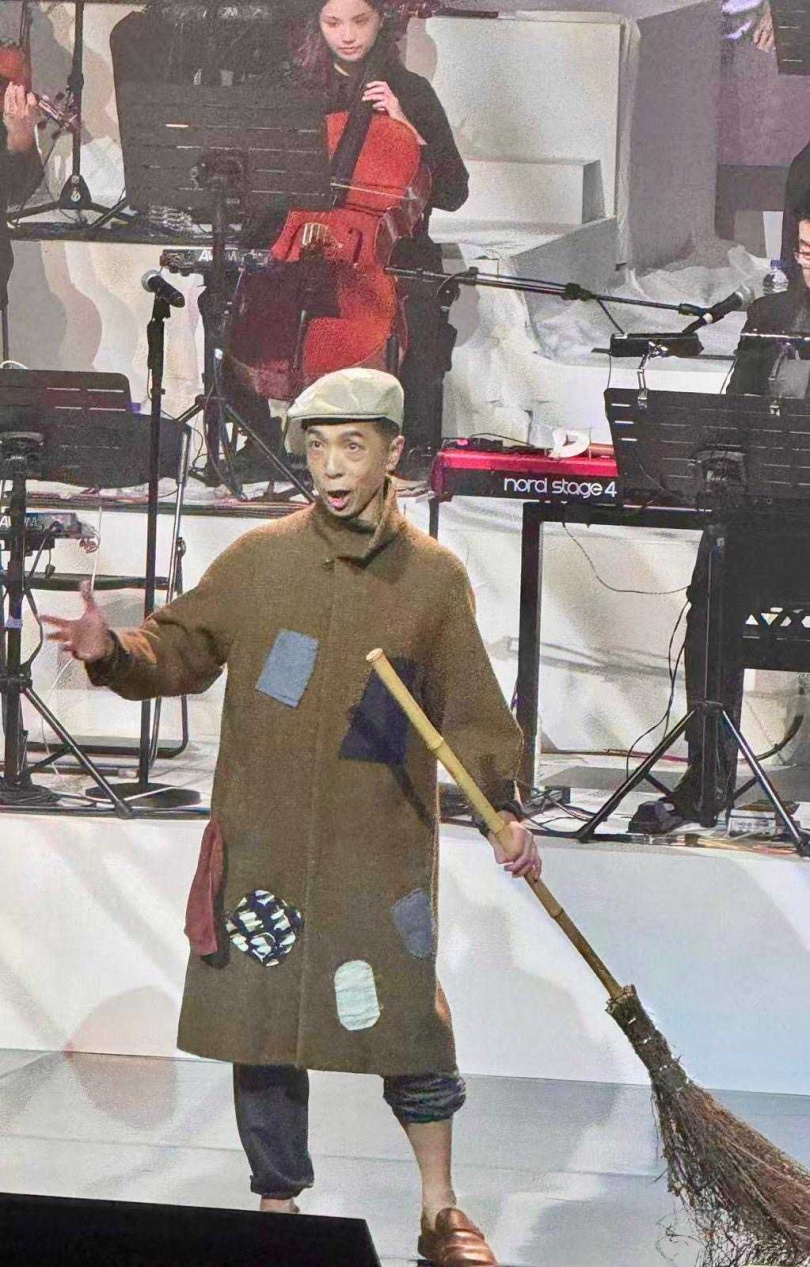 萬海陳家第三代的陳致遠使出渾身解數演唱17首動人歌曲,不顧個人形象,在演唱《If i were a rich man》的掃地造型,鼓舞政商各界好友慷慨捐款幫助許多社福團體。(圖/勇源基金會提供)