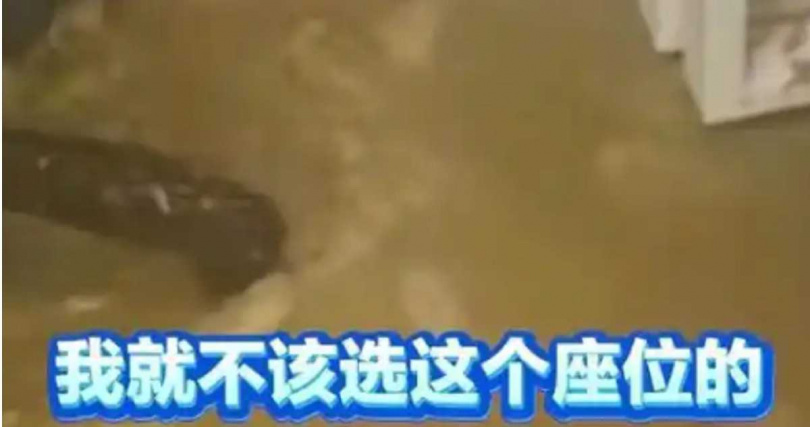 一名女研究生在教室自習時遭污水從天花板傾瀉而下,衣物與設備全數受損,畫面引發網友關注。(圖/翻攝自晨視頻)