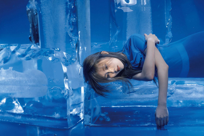 白安直接躺在冰塊上凍到發紅。（圖／相信音樂提供）