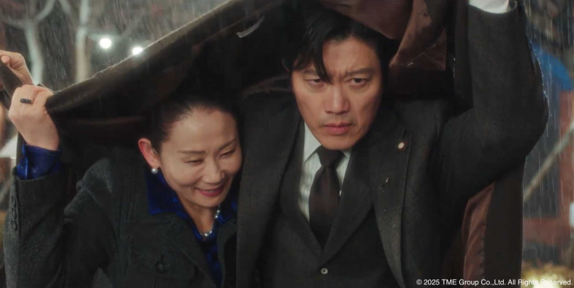   朴喜洵（右）色誘金善映（左）。（圖／Hami Video提供）