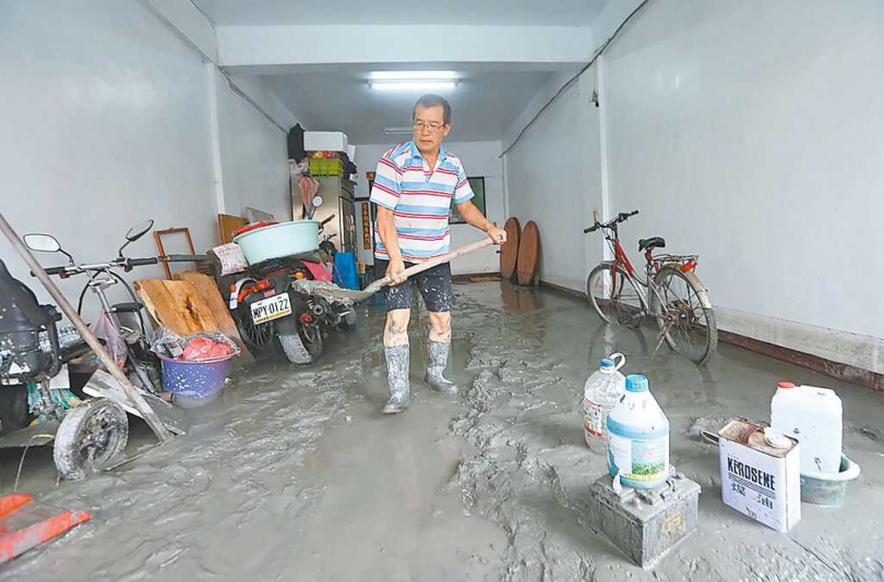 花蓮萬榮鄉馬太鞍溪堰塞湖23日溢流，滾滾泥水淹進光復市區，24日積水退去一位民眾設法清理家中厚厚的淤泥。（圖／中國時報范揚光攝）