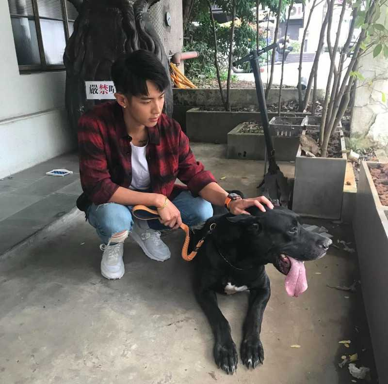 柯震東今年痛失愛犬，身陷閃兵風暴的王大陸仍打起精神安慰好友。（圖／翻攝自柯震東IG）