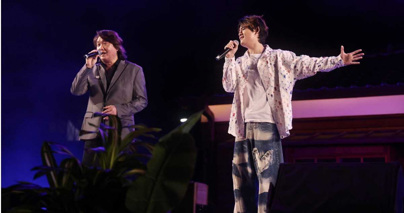 周治平與新人歌手吳胤呈同台演出。（圖／尚時代文創娛樂提供）