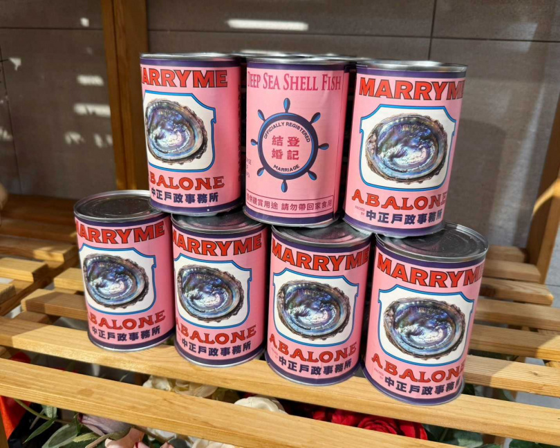 台北市中正區戶政事務所結婚拍照專區。(圖/台北市中正區戶政事務所)