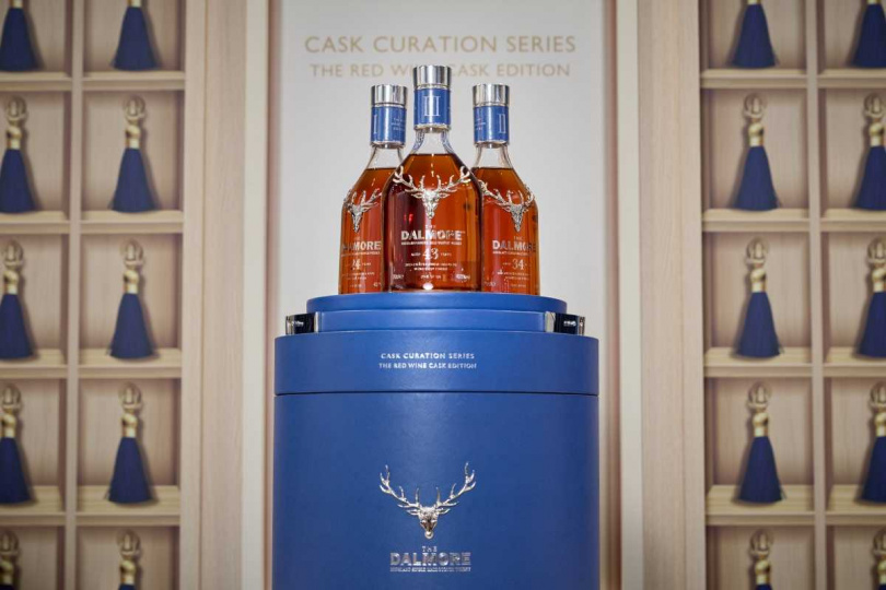 大摩(The Dalmore)「奧藝桶藏系列 Cask Curation Series」以極致工藝詮釋品牌在橡木桶熟成上的非凡造詣,系列共分為四個篇章,象徵大摩不斷追求藝術級風味的時間旅程。【43年陳釀】【34年陳釀】【24年陳釀】。(圖片提供/尚格酒業)