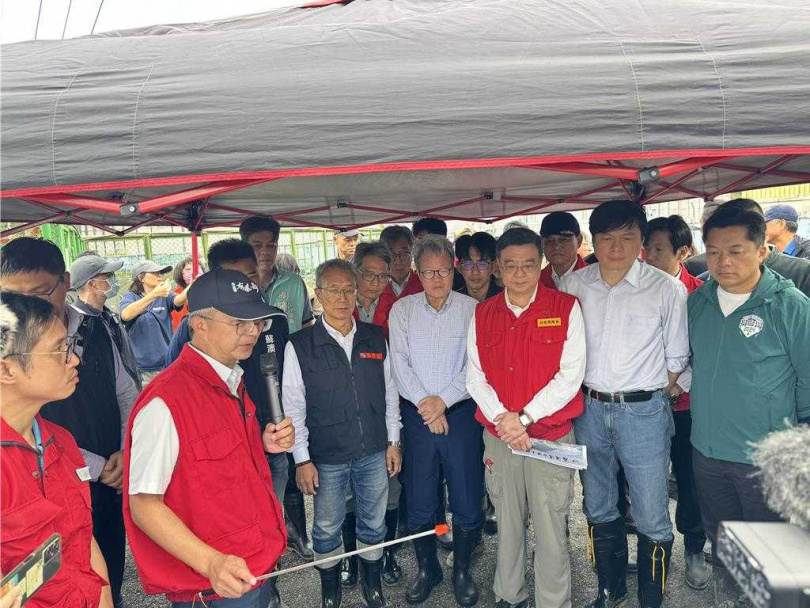 分洪道追加經費卡關，也是陳金德（右四）協調後納入「氣候變遷縣市管河川改善計畫（2026–2029）」才找到財源。（圖／中國時報吳佩蓉攝）