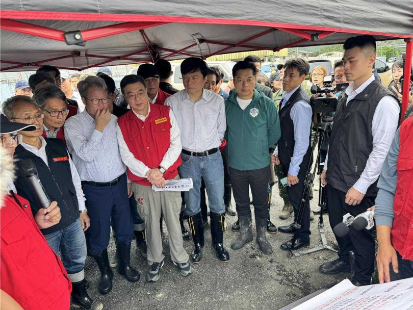 工程會主委陳金德（左二）在簡報中不斷向行政院長卓榮泰（左三）解說。（圖／中國時報吳佩蓉攝）