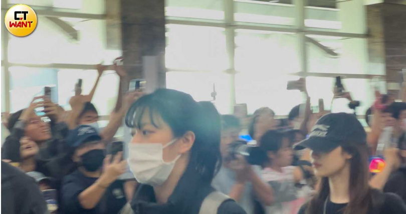 成員定延、SANA跟在後頭。（圖／王奕棋攝）