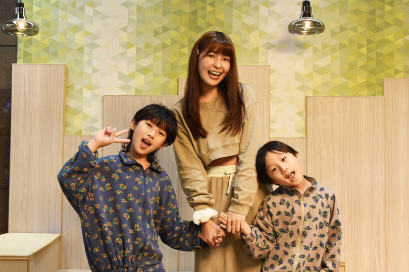 《小兒子阿甯咕》林舒語（中）與大兒子多多（左）、二兒子圈圈手牽手走進劇場。（圖／夢田影像）