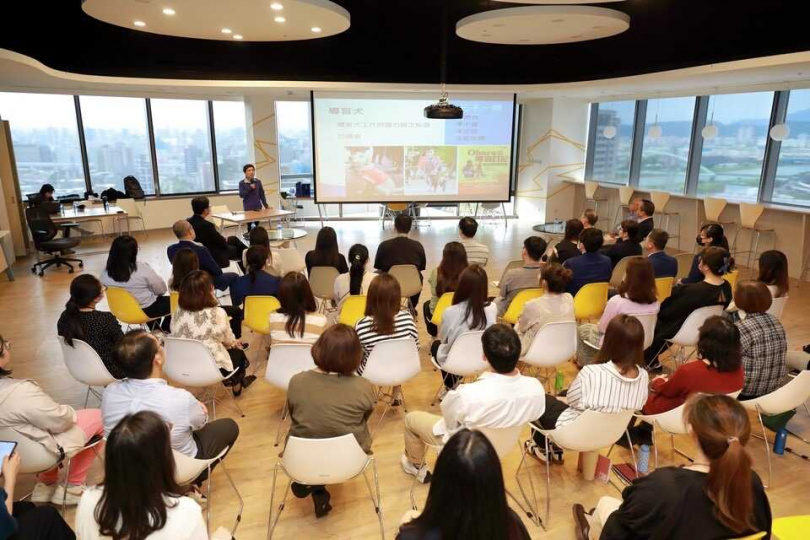 全球人壽特與淡江大學視障資源中心合作,致力落實公平待客及金融友善,舉辦「視障友善服務推廣」員工教育訓練課程。(圖/全球人壽提供)