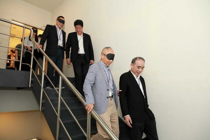 全球人壽獨立董事楊文斌(圖前排左)、獨立董事林壯松(圖前排右)、董事蔡金拋(第二排左)、行政長暨資深副總經理韋亭旭(第二排右)親自參與「視障友善服務推廣」員工教育訓練課程體驗活動。(圖/全球人壽提供)