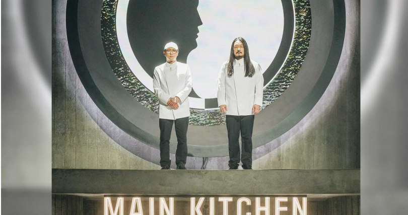 崔康祿（左）與金度潤回鍋《黑白大廚》挑戰。（圖／Netflix提供）