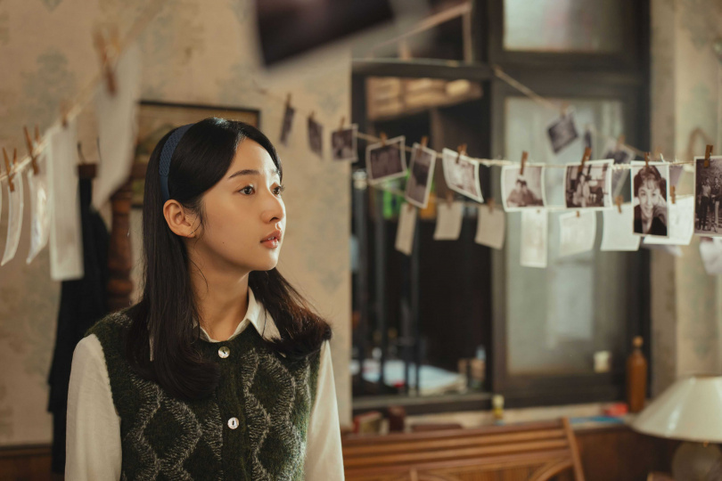 李沐在《那張照片裡的我們》飾演相館的攝影師。（圖／瀚草文創GrX STUDIO提供）