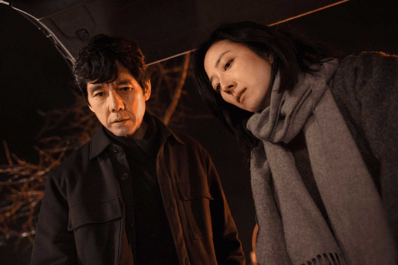 西島秀俊（左）與桂綸鎂飾演的夫妻，在長年壓抑與失衡中逐漸崩解。（圖／甲上提供）