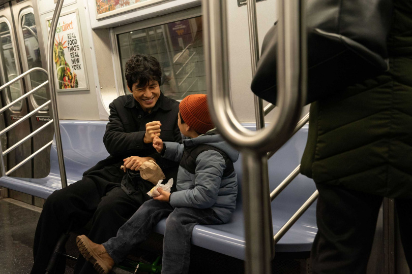 西島秀俊在片中帶著兒子到學校上班，沒想到兒子竟離奇失蹤。（圖／甲上提供）