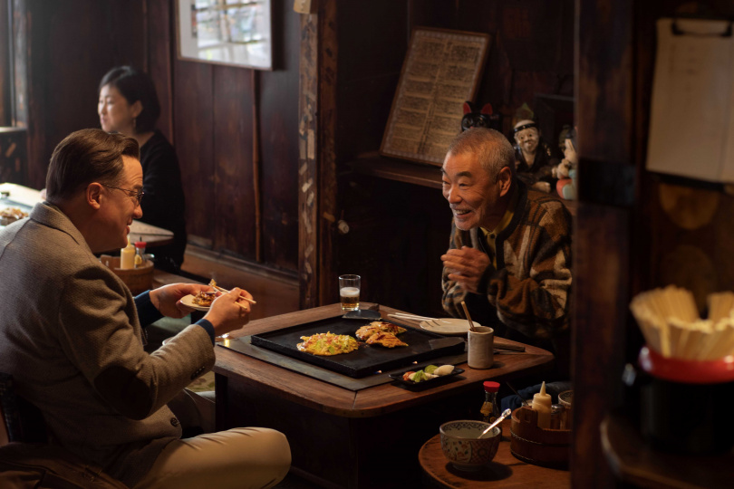 布蘭登費雪與飾演經紀人的山本真理有許多感人對手戲。（圖／探照燈影業提供）